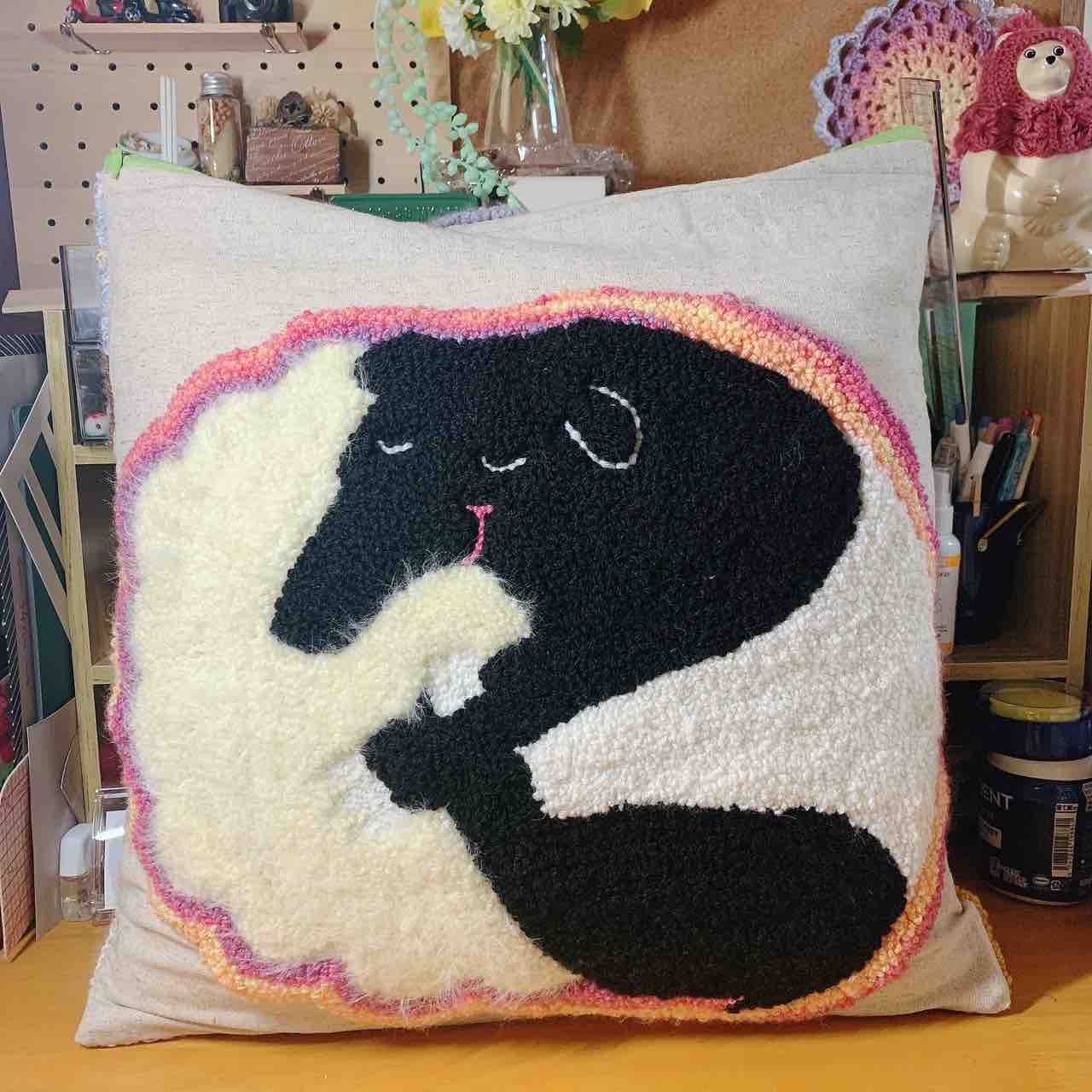 パンチニードルのクッションカバー : moikka:)