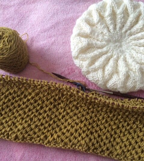 編んでミーシャ 白いベレーとハニカムカウル