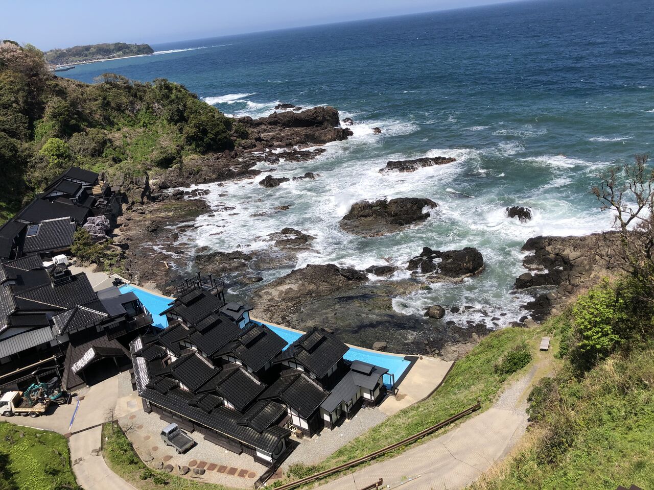 能登半島最先端の青の洞窟と灯台 そして塩田 富山のミカエル日記 能登半島最先端の青の洞窟と灯台 そして塩田 富山のミカエル日記