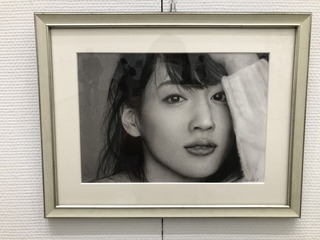 精密鉛筆画　女優さん　額縁付　インテリアに 79b31040-s.jpg