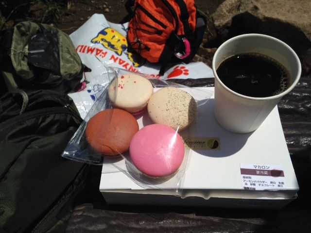 尖山山頂でムッシュー ジーのマカロン 富山のミカエル日記