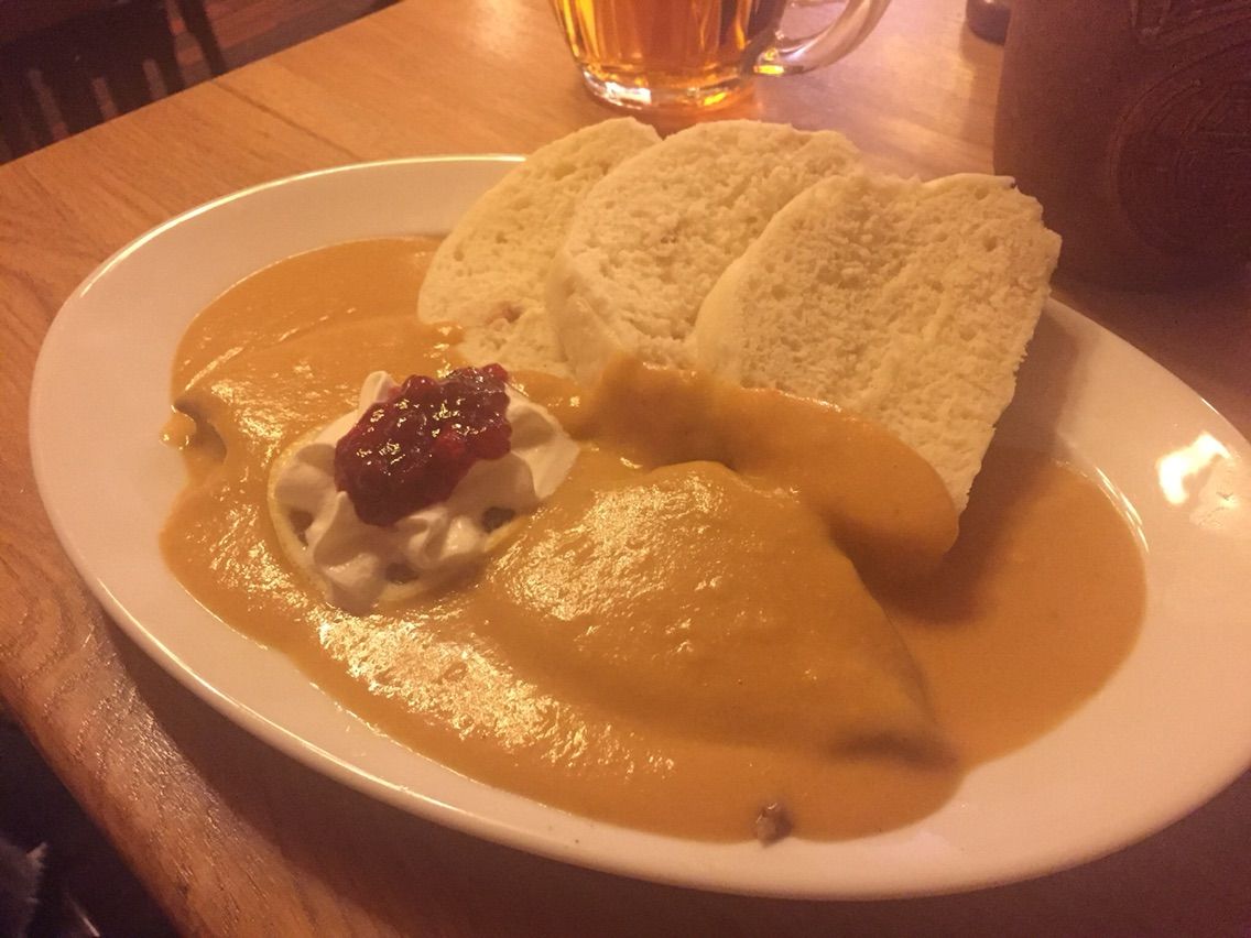 チェコ旅行 プラハのレストラン3 3 3 スヴィチュコヴァー ビール注ぎたて名人