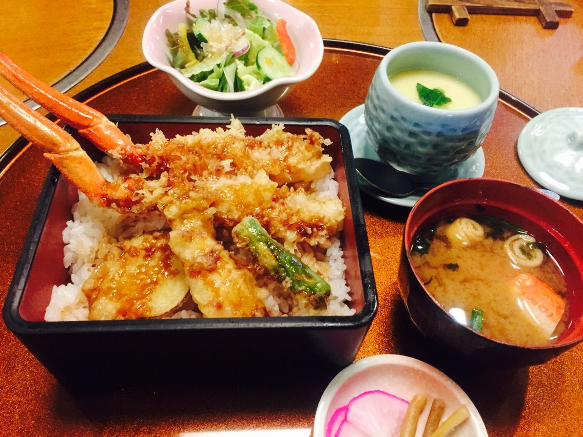 新潟 長岡の甲羅で蟹天丼 ビール注ぎたて名人