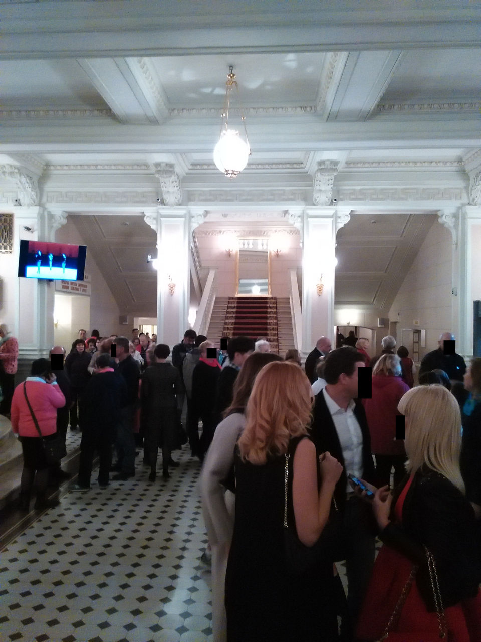 ボリショイ劇場メイン ホワイエとドレスコードのお話 モスクワ旅行 12 盆正月の海外背伸びラグジュアリー 会社員夫婦のふつうの旅行