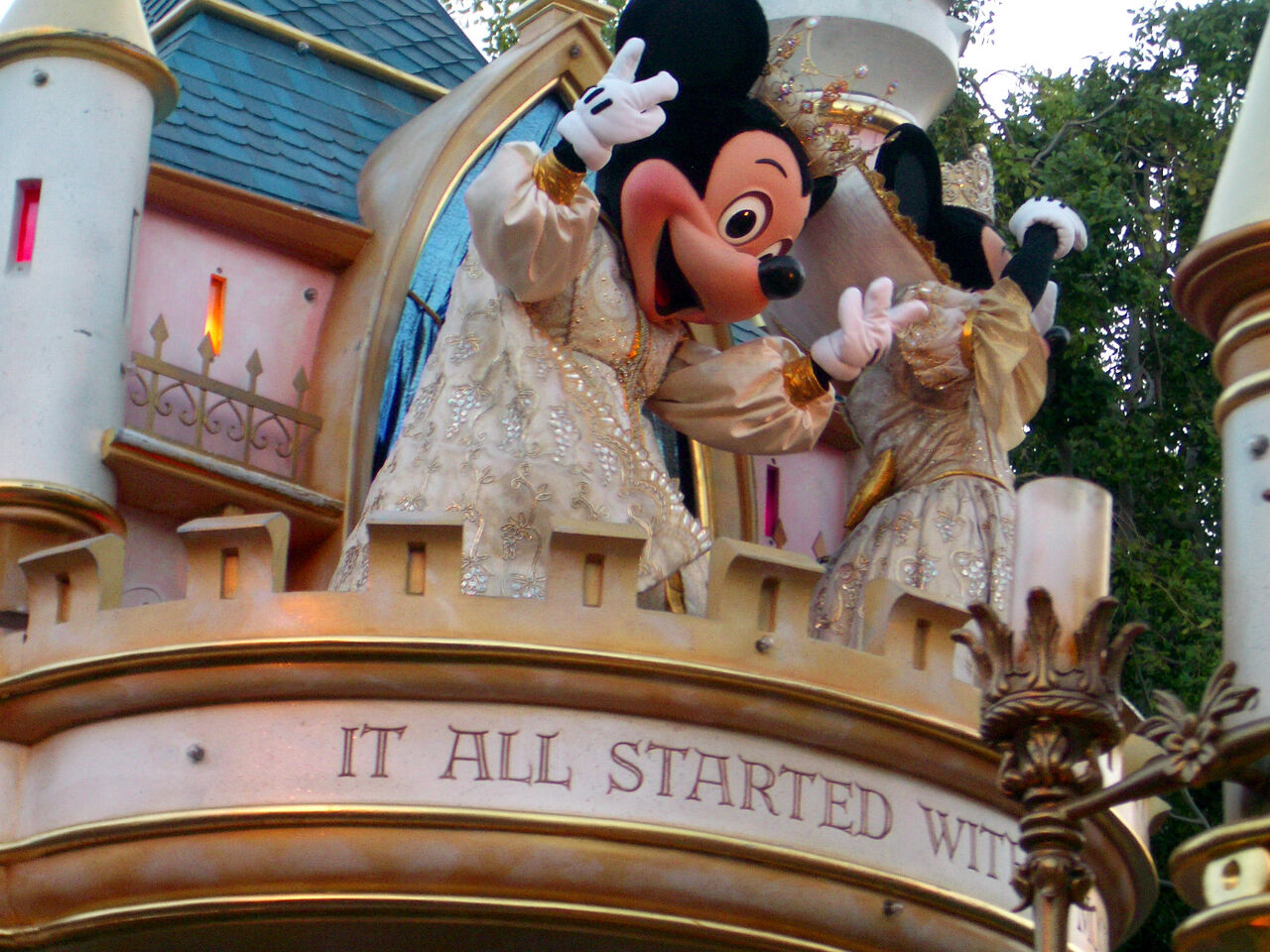 ディズニーランドのパレード06 その2 06アメリカ旅行 6 盆正月の海外背伸びラグジュアリー 会社員夫婦のふつうの旅行