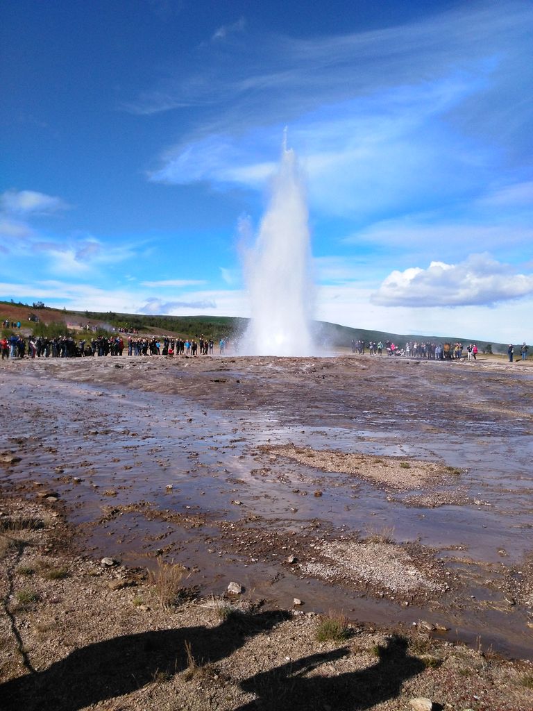 ゴールデンサークル午後観光 間欠泉 アイスランド フィンランド旅行 盆正月の海外背伸びラグジュアリー 会社員夫婦のふつうの旅行