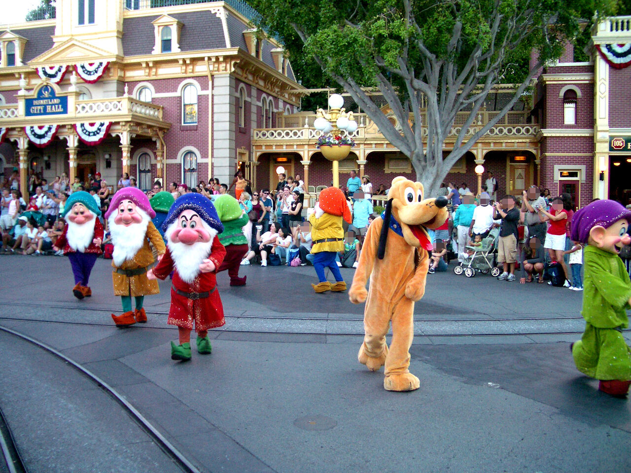 ディズニーランドのパレード06 その2 06アメリカ旅行 6 盆正月の海外背伸びラグジュアリー 会社員夫婦のふつうの旅行