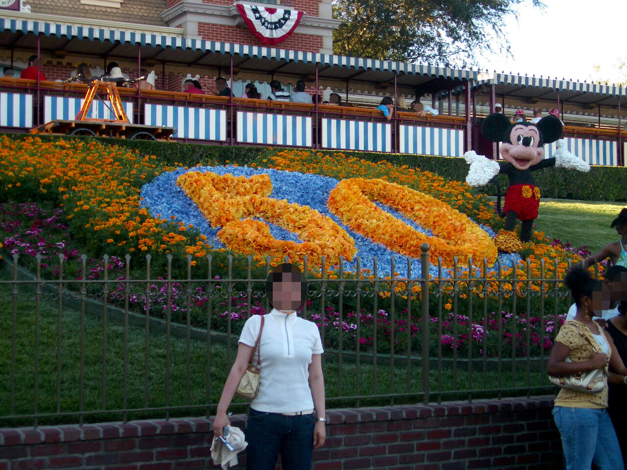 ディズニーランドのパレード06 その1 06アメリカ旅行 6 盆正月の海外背伸びラグジュアリー 会社員夫婦のふつうの旅行