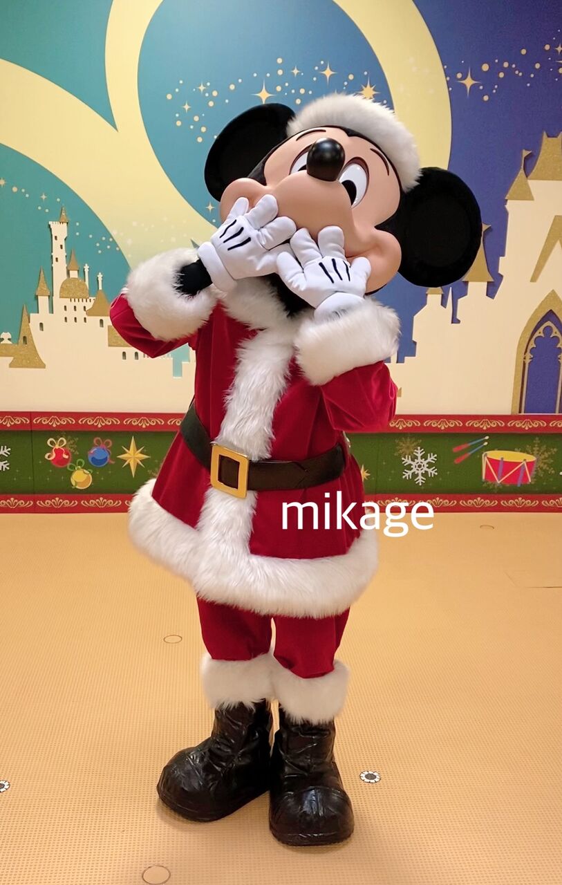 ディズニー、はしごをのぼるかわいいミッキーサンタさん クリスマス ミッキー ディズニー はしご サンタ