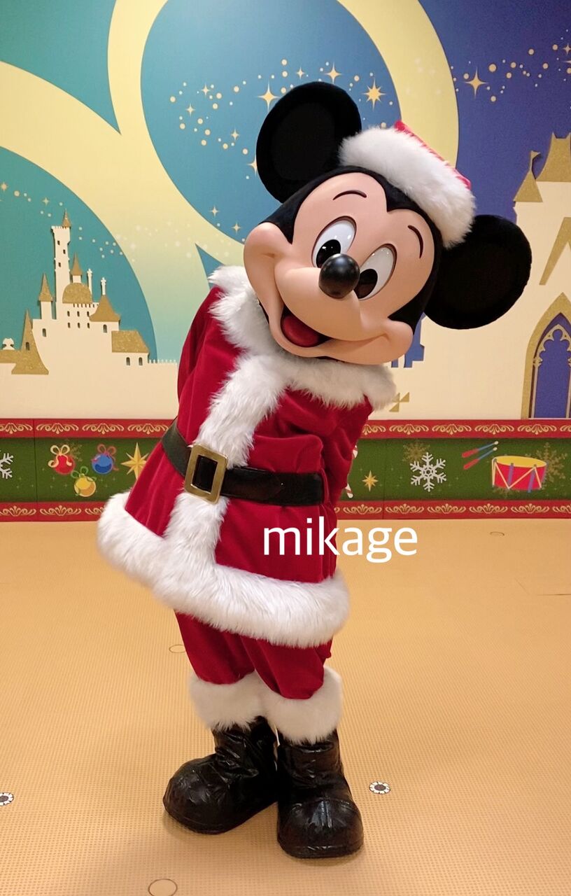 ディズニー、はしごをのぼるかわいいミッキーサンタさん
