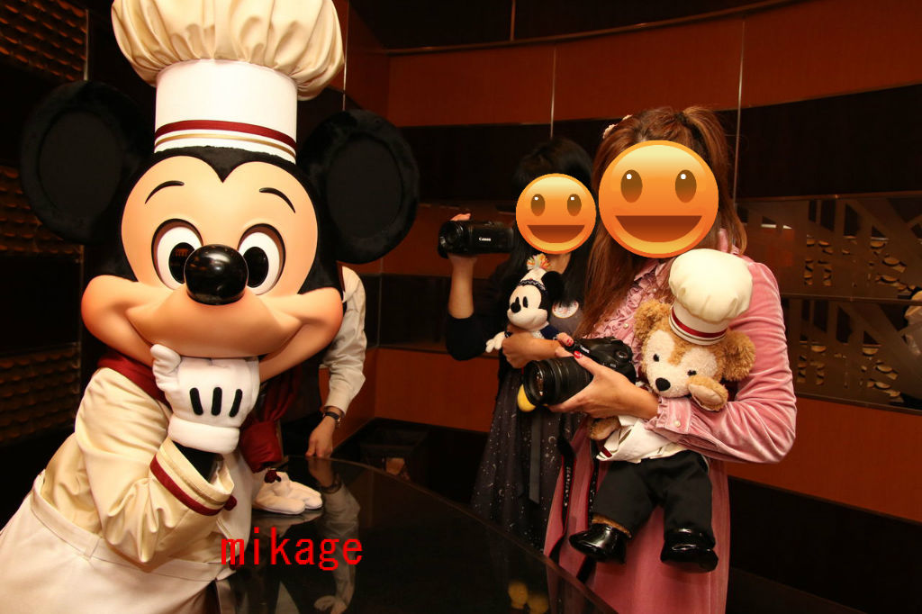 ミッキーカメラ目線 お誕生日のパフェ作りだよ ダッフィー大好き 美影のひとりごと