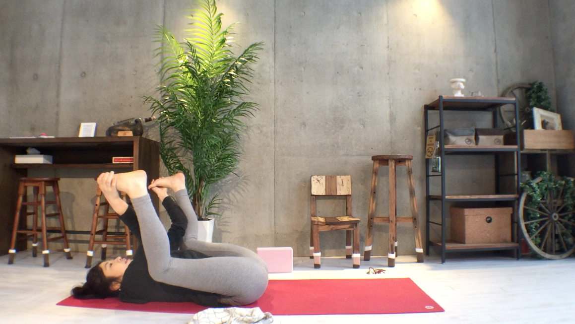 Pose 股関節を柔らかく ハッピーベイビー Home Yoga Video みーんなyogaを好きになる Mika S ヨガブログ