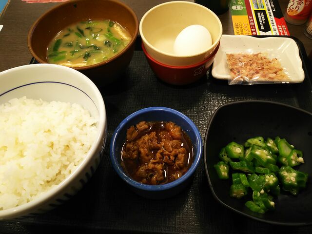 朝まぜごはん牛小鉢定食 美と食欲の狭間で