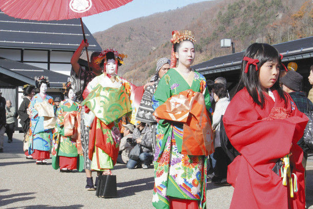 花街の歴史伝える花魁道中 飛騨 神岡 三毛猫 Blog