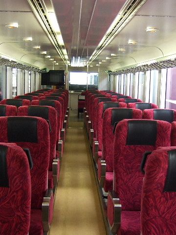 通路の彼方に、車両後方の景色が見えます