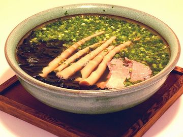 緑はみじん切りの万能ネギ、黒はワカメです