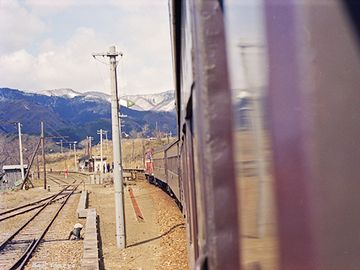 八森駅に進入する『急行 津軽』(1983年)