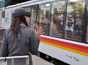 あのホームにいる人って、観光駅長じゃないの?