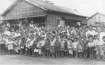 昭和22年、町内のお祭り前の記念撮影。今、うちの町内で、子供を見かけることは、ほとんどありません。