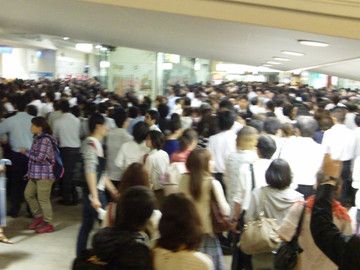駅構内だって、人並みをかき分けて歩かにゃならん