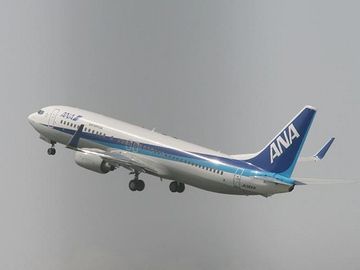 福岡空港を離陸する全日空機