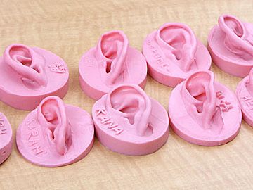 何だと思います? ヘッドホンの開発に使われる耳型だそうです。ソニーには、これを作る職人がいるとか。