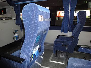 車内は、3列シートで、誰とも並ばずに済みます