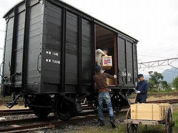 『貨物鉄道博物館(三重県いなべ市)』での、りんご箱の積みこみ実演