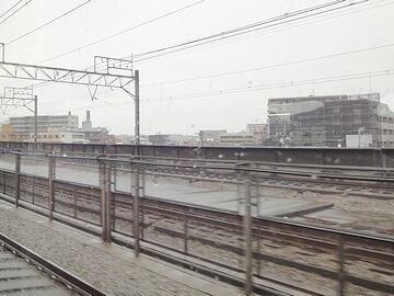 雨の鉄路は寂しいです