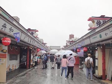 いきなり仲見世><br>
↑「み」<br>
<br>
雷門前は、傘を差して自撮り棒を掲げてる外国人(アジア系)などが多く……。<br>
写真を撮る気をなくしたんだと思います。<br>
<img src=