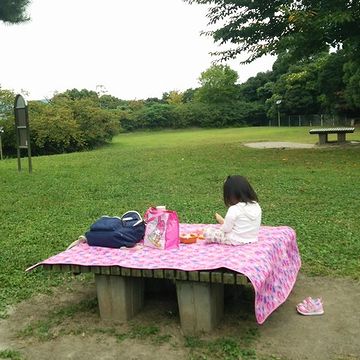 もちろん、この子がひとりで食べてるのではありません。お母さんが写真を撮ってるのです。