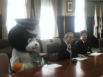 ↑県庁知事室を訪れた和歌山電鉄『たま駅長代理』