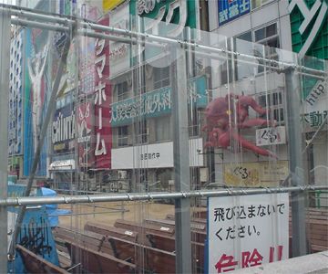 道頓堀です。飛び込めないように改修してるみたいです。