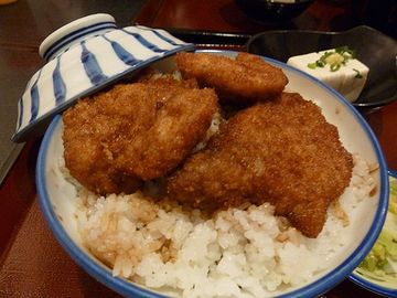 甘辛のタレに漬けられたカツが、そのままご飯に載ってるだけ