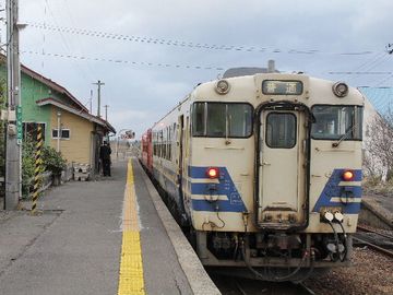 『陸奥森田駅』。制服の人は、車掌さんでしょうか?