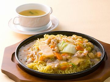 フェリーターミナルのレストラン『ポン・ドゥ・グラス』の“あんかけ焼そば(850円)”