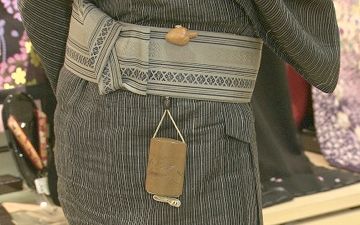 帯の上に見えてるのが根付