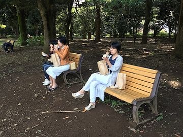 公園のベンチで食べたり