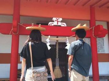 釜蓋を頭に乗せ、鳥居から賽銭箱まで、落とさずに8メートル歩けば、願いが叶うとか