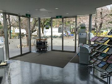 このガラス扉を抜けると、エントランス広場です