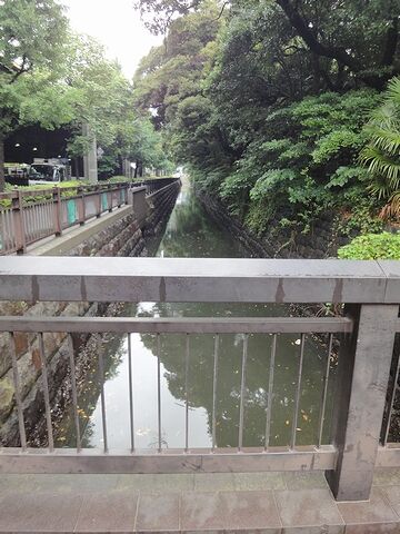 浜離宮は、水路で隔てられてます