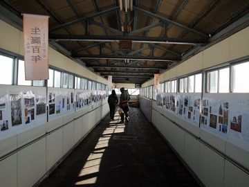 長い跨線橋を渡って、津軽鉄道のホームに向かいましょう