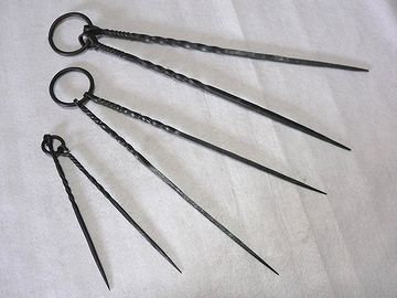 おじいさんは、大きく舟を漕ぐ振りをして、囲炉裏の火箸を取り上げると……