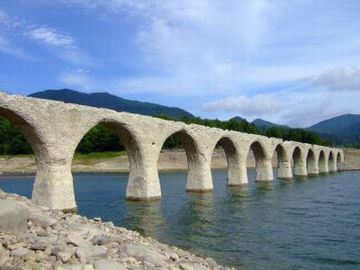 幻の橋(北海道遺産・旧国鉄士幌線タウシュベツ橋梁)