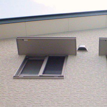 この窓の真下までヘデラが登ってきて、花盛りになってるのです