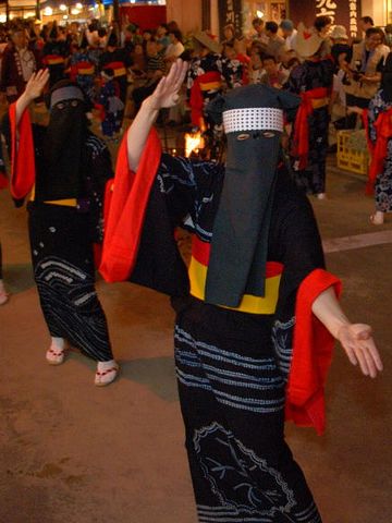 黒い布が、帯のあたりまで垂れておる