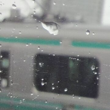 窓の水滴が、くっきり