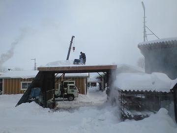 北海道では、屋根に除雪機を上げてる人がいました。後ろのクレーンで吊ったんでしょうね。