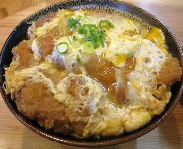 カツの大陸の上を、白身と黄身が混ざった雲が覆ってる光景