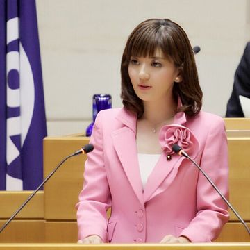 港区議会で質問するやなざわ亜紀区議